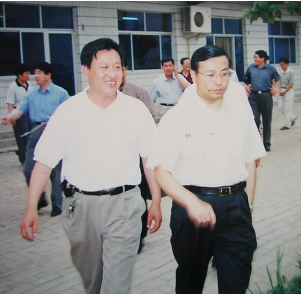 2002年河北省副省長(zhǎng)才利民同志（右一）來(lái)我公司考察并對(duì)